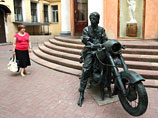Памятник рок-музыканту Виктору Цою, который был забракован властями обеих столиц, установят на вокзале в новгородском городе Окуловка