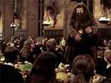Студия Warner Bros в Лондоне приготовила для поклонников саги о волшебнике Гарри Поттере, похоже, лучший рождественский подарок - ужин в знаменитом главном зале волшебной школы Хогвартс