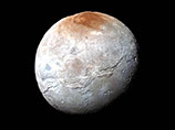 Эксперты NASA изучили снимки Харона, сделанные аппаратом New Horizons, и с удивлением обнаружили следы бурного прошлого спутника Плутона