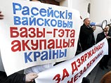 Представители белорусской оппозиции в минувшее воскресенье организовали в центре Минска несанкционированную властями акцию протеста против размещения в Белоруссии российской военной авиабазы Представители белорусской оппозиции в минувшее воскресенье организовали в центре Минска несанкционированную властями акцию протеста против размещения в Белоруссии российской военной авиабазы