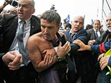 Протестующие против сокращений в Air France разодрали одежду на топ-менеджерах компании (ФОТО) Протестующие против сокращений в Air France разодрали одежду на топ-менеджерах компании (ФОТО)