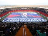 "Самый лучший президент": в Чечне поздравили Путина с днем рождения портретом во все футбольное поле