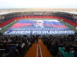 "Самый лучший президент": в Чечне поздравили Путина с днем рождения портретом во все футбольное поле "Самый лучший президент": в Чечне поздравили Путина с днем рождения портретом во все футбольное поле