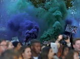 Феминистки разлеглись на красной дорожке 59-го Лондонского кинофестиваля Феминистки разлеглись на красной дорожке 59-го Лондонского кинофестиваля