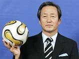 Также организация объявила о шестилетней дисквалификации бывшего вице-президента ФИФА южнокорейца Чхон Мон Джуна. Вдобавок тот оштрафован на 100 тысяч швейцарских франков