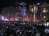 В первое же утро открытия Олимпиады на улицы Сиднея вышли первые участники акций протестов, размах которых в Сиднее также обещает быть впечатляющим: тысячи аборигенов прошли маршем по центру города, парализовав движение транспорта, который и без того рабо