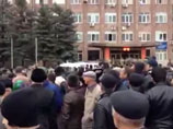 В Дагестане полиция дубинками разогнала собравшихся на встречу с депутатами людей