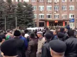 В Дагестане полиция дубинками разогнала собравшихся на встречу с депутатами людей ВИДЕО В Дагестане полиция дубинками разогнала собравшихся на встречу с депутатами людей ВИДЕО
