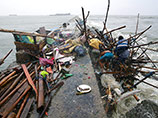 Супертайфун "Коппу" достиг побережья Филиппин, принеся с собой 4-метровые волны и разрушая дома ветрами, скорость которых достигает 185 км/ч