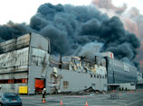 Пожар на складе в промзоне "Парнас" вспыхнул 17 октября, его площадь достигла 10 тысяч кв метров. У здания частично обвалилась кровля. Во время тушения пожару присваивался 5-й, наивысший номер сложности по 5-балльной шкале
