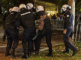 По данным полиции, в ходе протестной акции нападению подверглись ряд правительственных и других зданий
