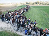Таким образом власти страны привлекли военных к борьбе с наплывом мигрантов, который значительно вырос после того, как Венгрия закрыла "зеленую зону" на границе с Хорватией в минувшие выходные