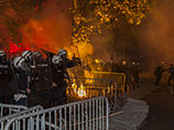 Митингующие в Подгорице начали забрасывать полицию файерами