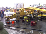 В Омске строительный кран упал на проезжую часть: четыре человека погибли, двое ранены