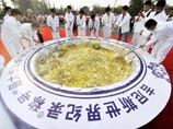 Китайцам не засчитали рекорд по приготовлению жареного риса, так как еду скормили свиньям