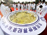 Китайцам не засчитали рекорд по приготовлению жареного риса, так как еду скормили свиньям Китайцам не засчитали рекорд по приготовлению жареного риса, так как еду скормили свиньям