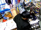 В Красноярске прохожие заперли грабителя в магазине (ВИДЕО)