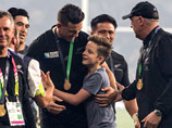 Новозеландский регбист подарил золотую медаль Кубка мира мальчику, которого сбил с ног стюард 