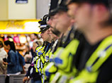 В Лондоне запрещенная вечеринка на открытом воздухе обернулась масштабными столкновениями с полицией: толпа кидала в стражей правопорядка бутылки, стулья и, предположительно, коктейли Молотова