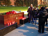 Охрана Кремля запрещает ставить на стелу Ленинграда фотографии погибших в А321
