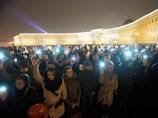 Тысячи жителей Санкт-Петербурга почтили сегодня память жертв авиакатастрофы в Египте на главной Дворцовой площади города