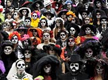 На торжество местные жители приходят в карнавальных костюмах, а лица раскрашивают гримом на манер черепов
