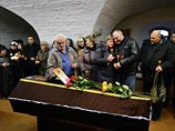 В Новгороде хоронят первую жертву катастрофы А321 В Новгороде хоронят первую жертву катастрофы А321