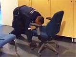 Полицейский департамент провинции Остроботния опубликовал видео, на котором страж порядка выполняет упражнение с помощью офисного стула