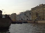 Жителей Петербурга напугали и возмутили плавающие в Мойке гробы с "главными русскими вопросами" 