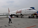 В Индонезии Boeing-737 во время посадки выкатился за пределы взлетно-посадочной полосы (ФОТО)