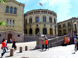 В столице Норвегии появился новый арт-объект. Жители Осло выстраиваются в очереди, чтобы сфотографировать 150-летний дом, который появился перед зданием стортинга - парламента страны