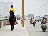 В Китае курьеры пересели на лошадей, чтобы успеть доставить покупки в день "холостяцкой" распродажи