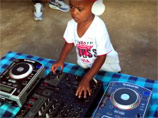 На африканском музыкальном небосводе появилась новая звезда. Трехлетний DJ Arch Jr. выиграл конкурс "Южная Африка ищет таланты", получив ошеломительную известность