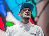 Солист Limp Bizkit вышел на сцену с плакатом "Крым = Россия" Солист Limp Bizkit вышел на сцену с плакатом "Крым = Россия"
