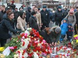 Россияне возлагают цветы и ставят свечи у посольства и консульств Франции