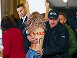 Полуголая активистка Femen обвинила Кличко в "крышевании" киевских борделей