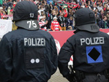 Как сообщает AFP со ссылкой на полицию, матч отменили по "причинам безопасности"