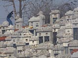 В Китае банда вымогателей похищает на кладбище урны с прахом, оставляя вместо них номер телефона В Китае банда вымогателей похищает на кладбище урны с прахом, оставляя вместо них номер телефона