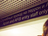 По инструкции, выход на летное поле и проход в отделение комплектовки багажа, так же как и выход из него, должен проходить через стойку безопасности По инструкции, выход на летное поле и проход в отделение комплектовки багажа, так же как и выход из него, должен проходить через стойку безопасности