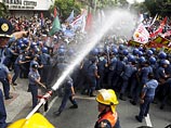 Сначала стражи порядка применили водометы для разгона митингующих. По данным агентства, акция протеста проходила примерно в километре от здания, куда утром начали прибывать мировые лидеры на утреннюю сессию саммита Сначала стражи порядка применили водометы для разгона митингующих. По данным агентства, акция протеста проходила примерно в километре от здания, куда утром начали прибывать мировые лидеры на утреннюю сессию саммита