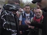 Мусульманин вышел на площадь и предложил парижанам обнять его, если они ему доверяют Мусульманин вышел на площадь и предложил парижанам обнять его, если они ему доверяют