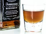 В течение минувшей недели от некачественного алкоголя с этикетками Jack Daniel's, купленного через интернет, в Красноярске пострадали около 30 человек, из них пятеро скончались