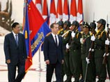 Дмитрий Медведев с премьер-министром Камбоджи Хун Сеном во время церемонии официальной встречи 