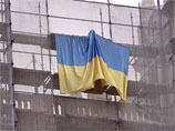 Активистов, вывесивших флаг Украины на сталинской высотке в Москве, арестовали на 10 суток Активистов, вывесивших флаг Украины на сталинской высотке в Москве, арестовали на 10 суток