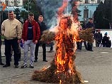 На антитурецком митинге в Симферополе сожгли чучело Эрдогана (ВИДЕО)