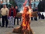 В Симферополе на митинге протеста против действий Турции, сбившей российский бомбардировщик Су-34 в небе над Сирией, сожгли соломенное чучело, на голову которого была пришпилена фотография президента Турции Реджепа Тайипа Эрдогана В Симферополе на митинге протеста против действий Турции, сбившей российский бомбардировщик Су-34 в небе над Сирией, сожгли соломенное чучело, на голову которого была пришпилена фотография президента Турции Реджепа Тайипа Эрдогана