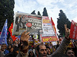 В Турции прошли митинги в поддержку задержанных журналистов, написавших об участии спецслужб в вооружении сирийских боевиков