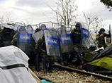 Не менее 18 сотрудников правоохранительных органов Македонии были ранены в результате столкновений с беженцами на границе с Грецией