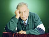 Эльдар Рязанов родился в 1927 году в Самаре. После школы он мечтал стать моряком, но из-за задержки с подачей документов его судьба сложилась по-другому Эльдар Рязанов родился в 1927 году в Самаре. После школы он мечтал стать моряком, но из-за задержки с подачей документов его судьба сложилась по-другому