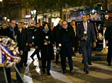 Американского лидера, прибывшего в столицу Франции на конференцию ООН по климату, при посещении места теракта сопровождали президент Франции Франсуа Олланд и мэр города Анн Идальго